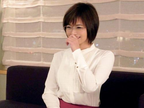 【人妻熟女】もうすぐ40歳の真面目そうな眼鏡アラフォー妻の欲求不満が大爆発し一心不乱に腰を振りながら絶頂ｗ