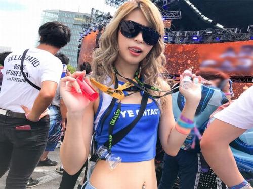 【素人軟派】フェス会場でナンパしたスタイル抜群なアパレル店員ギャル娘と3PでSEXに酔い痴れちゃうよｗ