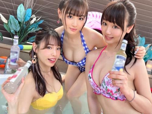 【ヤバイやつ】ビギニ姿がエロ過ぎるギャル達と昼間から野外で乱交ハーレムｗｗ
