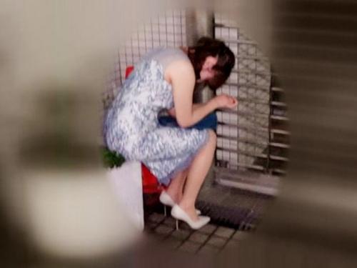 花壇に座り込んで独り、眠り込んでいる女を捕獲し部屋に連れ込みエッチ⇒潮がヤバすぎてシーツビショ濡れｗ