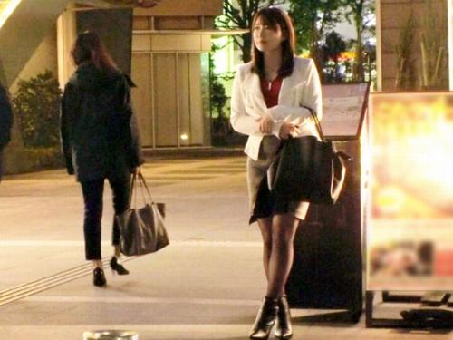 【失禁】エステ店で働くエステティシャンが二人の男性に責められ潮を撒き散らしガツハメされちゃうｗ