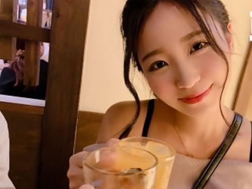 【エロ動画】エロいパンティをずらしハメ⇒可愛らしい声で喘ぎ顔にザーメンぶっかけちゃったｗ