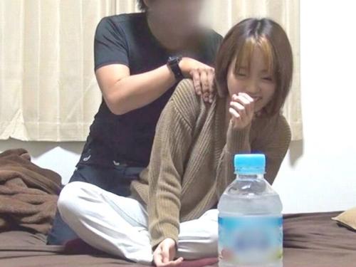 【隠し撮り】19才の美少女を部屋に連れ込みマッサージからガツハメ堪能しちゃうよｗ
