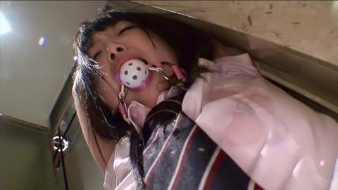 松下ひかりのボールギャグ！黒髪ロングの童顔制服少女が両手バンザイ拘束でバイブや電マ責めされる！