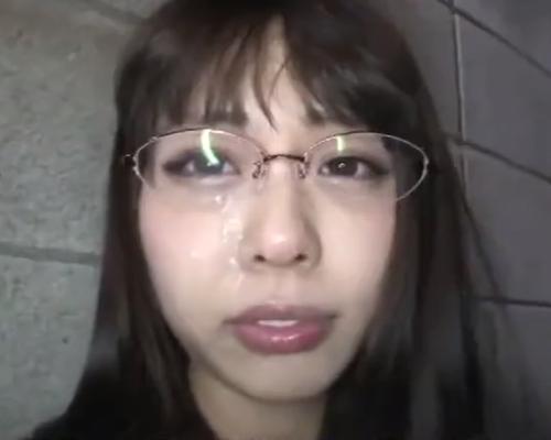 『旦那じゃ満足できないの♡』路地裏につれこんだメガネ人妻の喉奥に連続射精♡