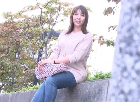 （桐谷椎菜）旦那の居ない間に浮気する四十路熟女の条件は割り切り！全てを晒し他人の肉棒で溺れる人妻…。