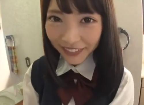 両親が居ない間に大好きなお兄ちゃんを独占！肉棒しゃぶり堂々とソファーでSEXしまくる女子高生…。