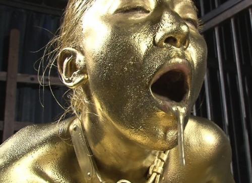 <松本まりな>仏像バリに金色に身を包まれた美熟女はアナルも責められ金の肉棒もフェラしまくり激しく黄金ファック…