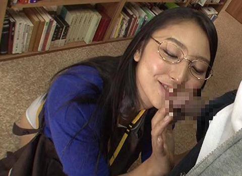 ［メガネ］静粛な図書館で知的な眼鏡美女が肉棒を淫らに弄り快楽に落として行く…。