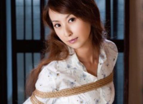（青木玲）生活苦の上に離婚した旦那から肉棒をネジ込まれ助けた父は介護をする事に…更に借金取りまで来て身体で返済する女…。