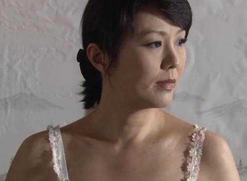 ［円城ひとみ］先輩の母に憧れる男は弱みを掴み身体の関係を求め思惑通り肉棒を挿入する…。