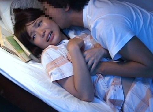 同僚の家に行った男はい妹に気づかれないよう夜這いを掛ける…。