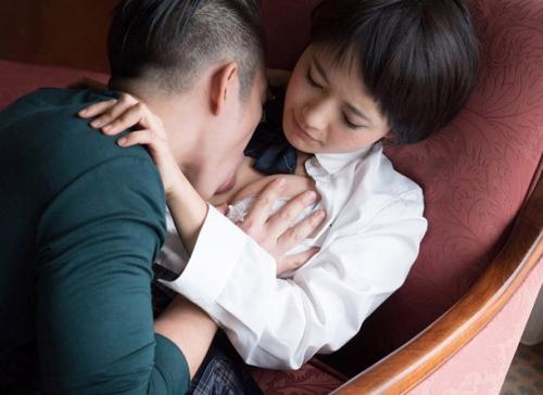 《美少女》まだあどけなさが残る女の子が男のチンポを受け入れる！快楽感じてイキまくるw