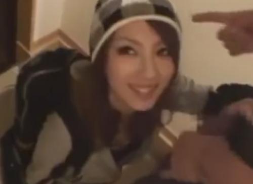 綺麗なお姉さんは男の自宅に行って玄関で肉棒しゃぶりそのままセックスw