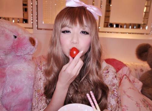 お姫様のような萌え系のファッションに身を包み男から肉棒を注がれる美少女…