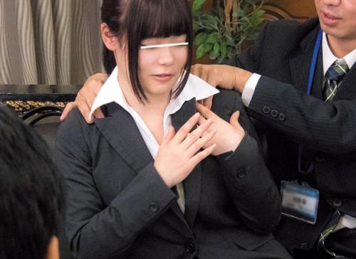（痴漢）就活のJDを就職ネタに脅しながらそのままレイプしまくる卑猥なオヤジたち…。