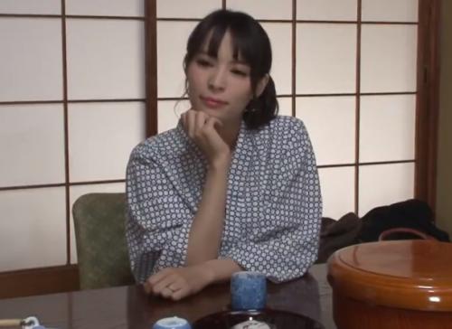 <義母>新しく母親になった巨乳の義理の母と温泉旅行で親睦ファック！おっぱい揺らし息子の肉棒を味わうw
