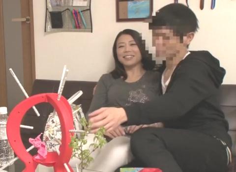 （熟女）連れ込んだ美熟女を盗撮！熟れた人妻がナンパ師に肉棒をブチ込まれ喘ぎまくるwww