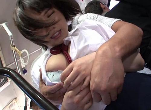 <痴漢>巨乳の女子高生がバスの中で淫らにおっぱい揉まれいつの間にか快楽に堕ちていく…