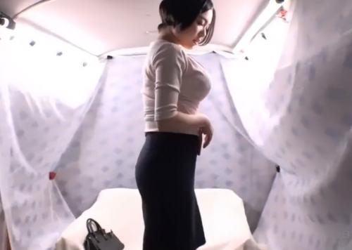 上品な奥様が素股を承諾！生の肉棒に擦れ割れ目を濡らしそのままズボズボ挿入させる…。