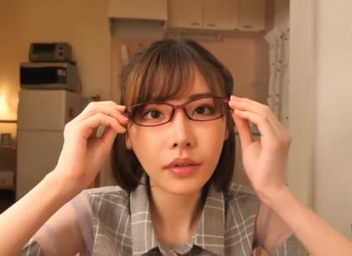 純粋だった女の子は都会の男に仕込まれいつの間にかメガネが似合う淫乱な女に変貌…