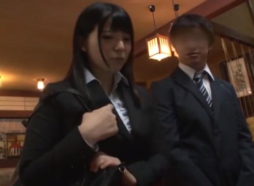 出張で同僚の巨乳女子と相部屋！チョッピリ期待しながら夜這いしちゃうw