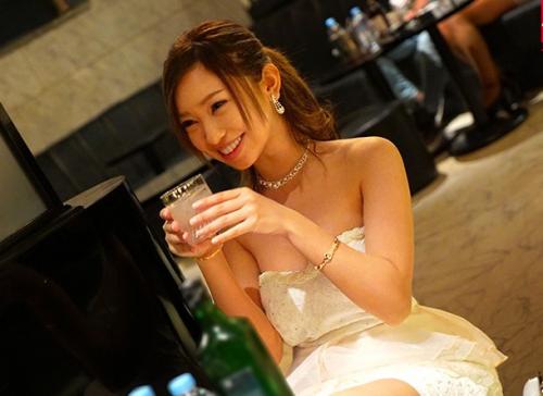 人気キャバクラ店で働く超絶可愛い巨乳女子に酒をのませほろ酔い状態のままチンポ挿入！