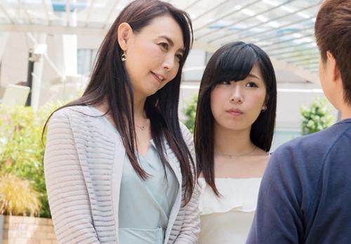仲良し親子をナンパしてエッチな話をして行くと母のワレメは欲求不満！娘の前でも喘ぐw