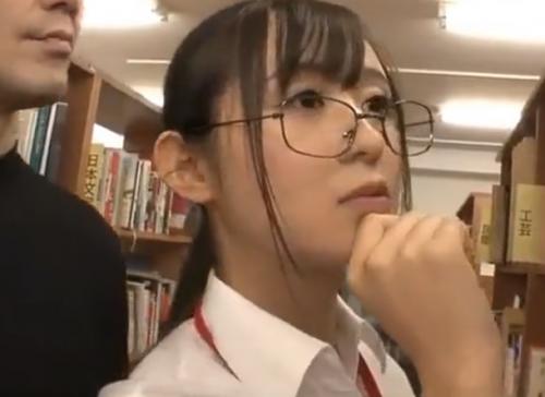 <星空もあ>声の出せない状況で男からチンポを挿入される！真面目そうなお姉さんもアヘアへw