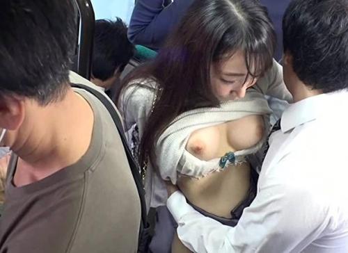 バスの車内で触れ合う巨乳…男の理性は崩壊し暴走しまくる！