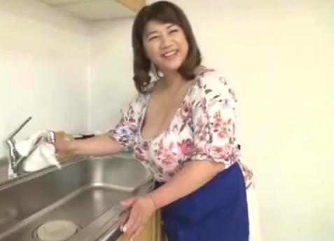 ≪朝霧ゆう≫肉厚の熟れた女体は腰のうねりとパンチラで誘惑！いくつになっても肉棒が欲しいw