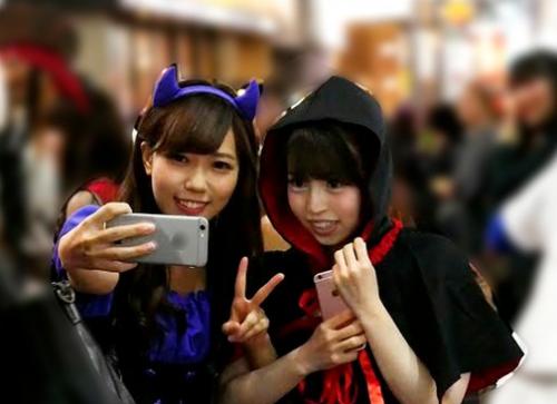 ハロウィンで酒に酔った勢いで初めてのレズプレイに挑戦！