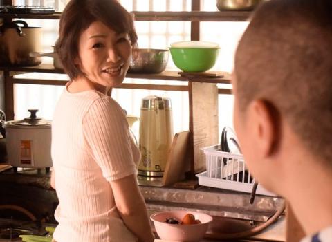 （内原美智子 近親相姦）淫らな肉体を持つ母は常に欲求不満でオナニーしまくりついに息子と禁断の関係に…。