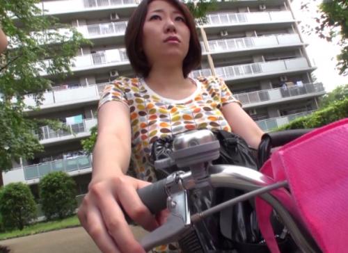 団地の駐輪場で人妻に声をかけ金をチラつかせ密かに濡れてるマ○コに刺激を与えイカされまくるw