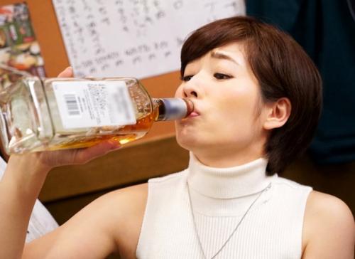 《奥田咲》同窓会で酒に飲まれた巨乳の人妻はカラダを弄られ放題感じまくりw