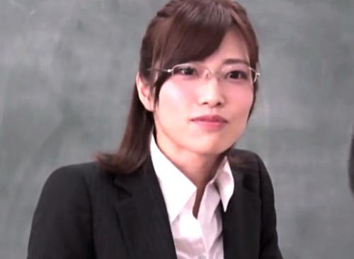 <市川まさみ>男子生徒の悪戯で利尿剤を飲まされたメガネの美人教師は快楽失禁の肉便器となった…