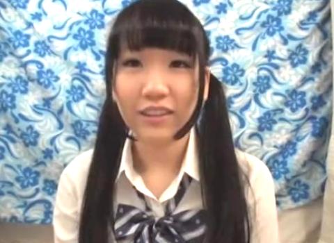 〖女子高生〗女の子のワレメにおもちゃを入れ込んでみたら若いせいか敏感に反応してしまい…。