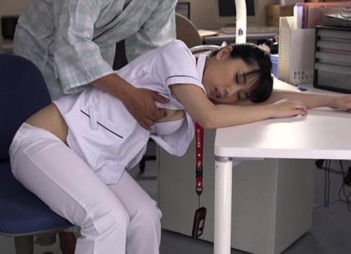 現場の前線で働くナース…日夜問わず働く看護婦は夜勤で寝堕ち…患者の男は無防備な姿に興奮し夜這いを掛ける！