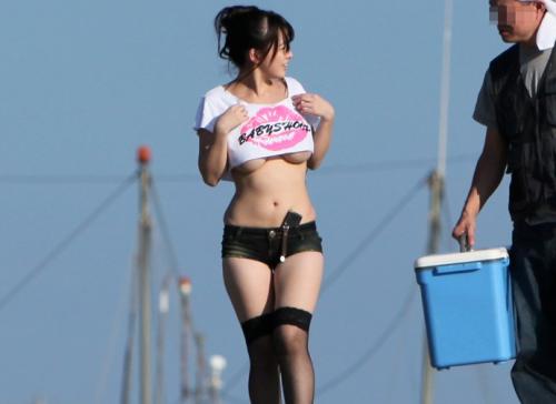 <菜月アンナ>田舎の海辺で美巨乳の女の子が男を誘惑！エッチな格好で男を漁る…