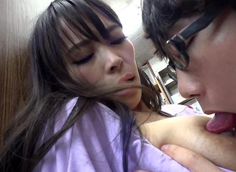 ≪人妻≫性体験のなさそうなガリ勉に忍び寄り自慢の大きな乳房で誘惑する童貞キラーの淫乱巨乳妻…。