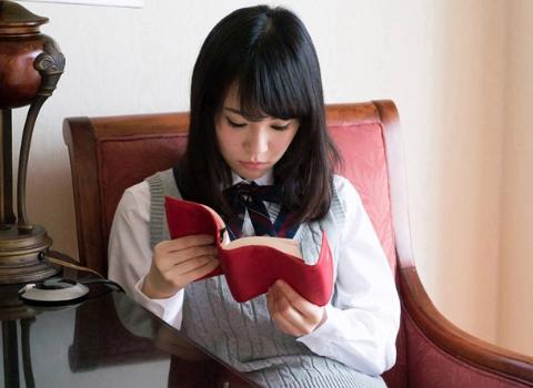 （美少女）可愛い女の子の自然なエロさが堪らない！本を読みくつろいでる所に男が現れそのままSEXしちゃうwww