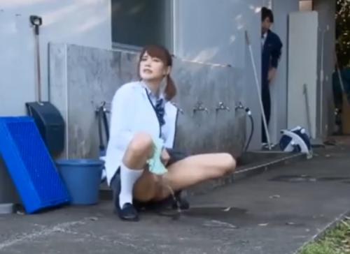野ションしてるところを見られた女子高生は弱みを握られ拒むことも出来ずに言いなりの放尿w