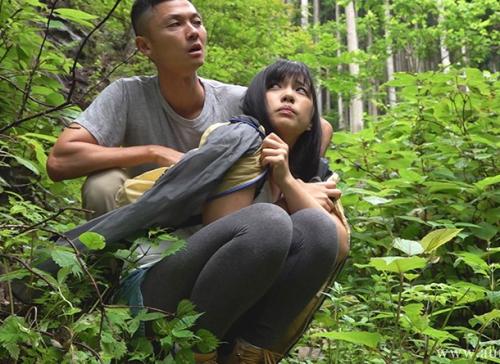 <根尾あかり>山道で遭難してしまったカップルは助けを求め山荘にたどり着いた…そこは山に迷う女を入れ食いする宿だった！
