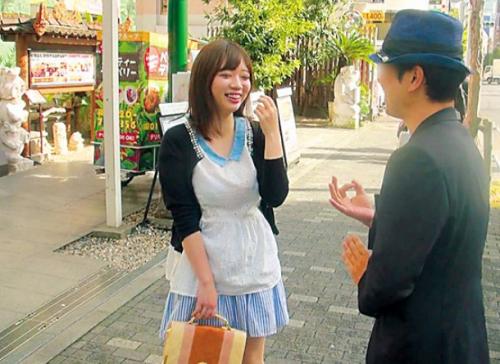 <人妻ナンパ>可愛い巨乳の女子大生にHのフリして素股！気持ち良くなりすぎてチ〇ポ入れちゃうw