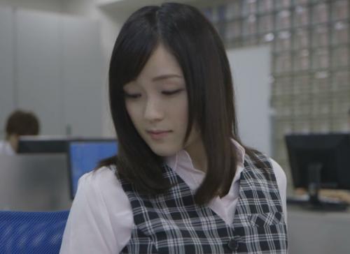 <鈴原エミリ>会社で失敗ばかりのOLはお茶をこぼしタイトスカートに着替える…周りから来る卑猥な視線に暴走する肉棒…