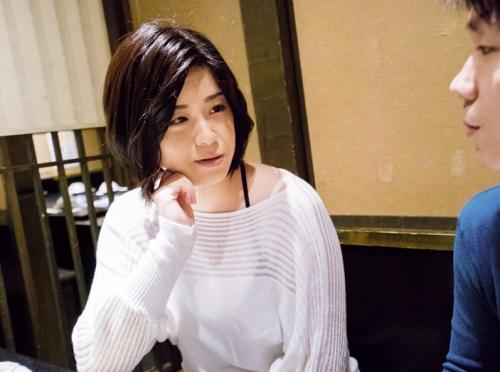 五十路の尻に肉棒を突き刺す…年増の美熟女がマ○コ以外の穴にハメられ喘ぐ…。