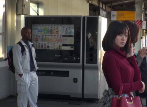 <外国人>か弱い日本人女子を黒人の男が電車で痴漢…下車した後は容赦なく肉棒をブチ込み喘がせる…