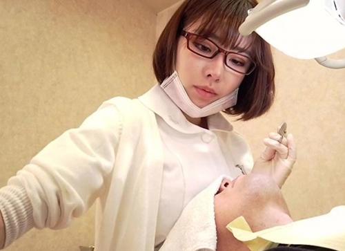 <深田えいみ>顔をやたらと近ずけられる歯科…美人でメガネを掛けた歯科衛生士が胸を顔面へムニュッと押し当て…