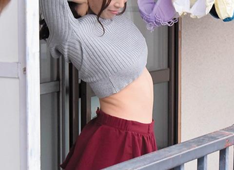 いつあってもノーブラな隣の奥さんは乳房を見せまくり！肉棒はフル勃起しながら誘惑されるw