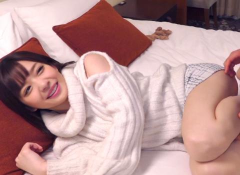 （素人ナンパ）何とかナンパして誘い込み素股だけと言いながらそのまま肉棒ブチ込み中出しまでしちゃうw